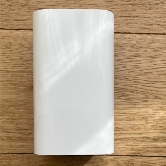 Apple AirPort Extreme Wireless Router with Cable (High Speed Ethernet hub) - 1GB - Picture 2 of 8